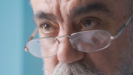 Nahaufnahme-Der-Augen-Eines-Alten-Mannes-Mit-Brille.